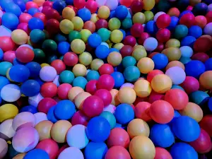Chris 02 - Overal ballen